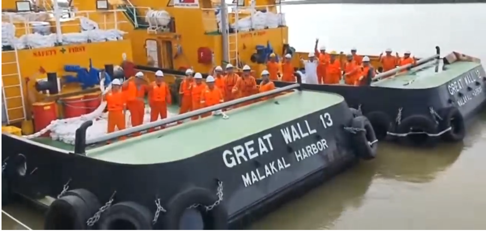 拖帶駁船“長城12號”、“長城13號”正式投...